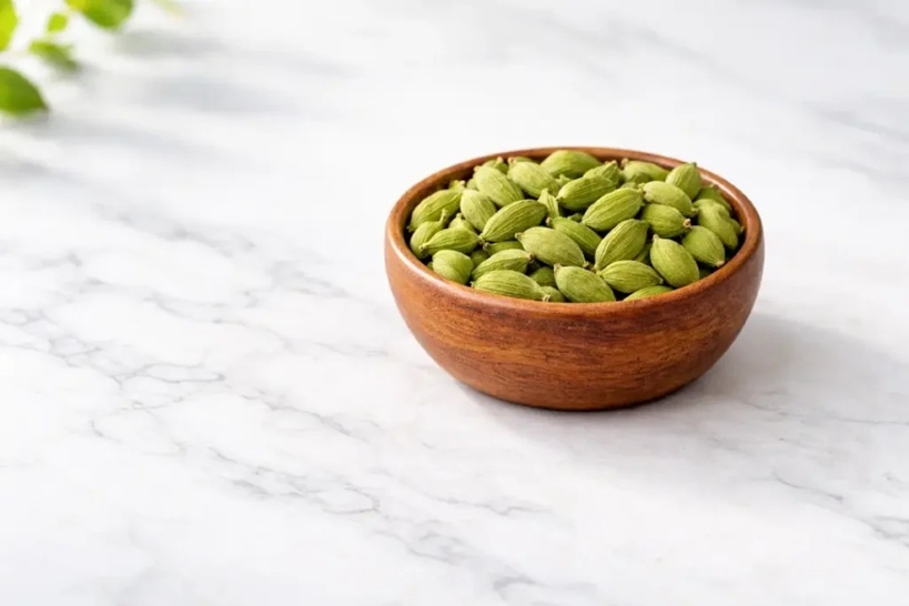 How Chewing Elaichi At Night Supports Digestion, Sleep, And Oral Health